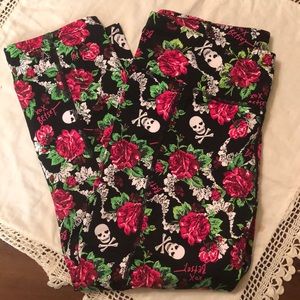 Betsey Johnson workout / yoga pants midi length